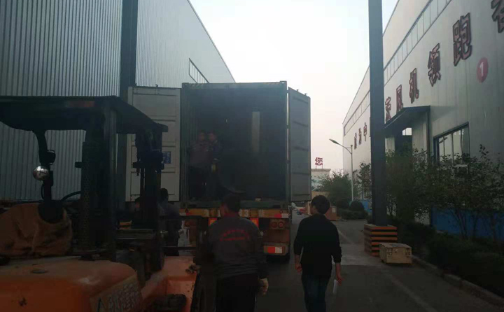 鋸末顆粒機正在裝車，準備發往塔桑尼亞