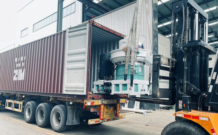 稻殼顆粒機正在裝車 稻殼顆粒機正在裝車