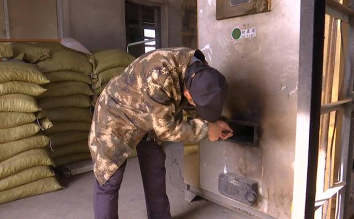 我wo們men在zai店dian子zi鄉xiang政zheng府fu鍋guo爐lu房fang看kan到dao，鍋guo爐lu內nei正zheng在zai使shi用yong生sheng物wu質zhi顆ke粒li燃ran料liao加jia熱re取qu暖nuan。店dian子zi鄉xiang工gong作zuo人ren員yuan告gao訴su我wo們men，生sheng物wu質zhi燃ran料liao與yu傳chuan統tong的de煤mei炭tan相xiang比bi，十shi分fen的de環huan保bao方fang便bian。