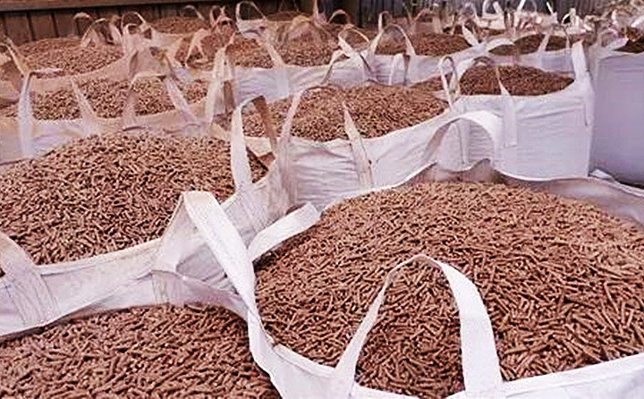 生物質顆粒機加工的顆粒燃料，一袋袋整齊的擺放在鍋爐旁。