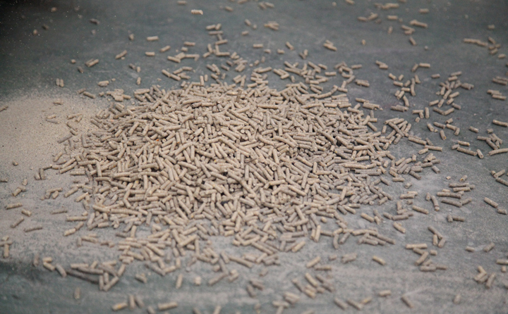 在具備集中供暖條件的村莊，推廣生物質顆粒機成型燃料、打捆直燃等集中供暖；在居住分散的村莊，推廣成型燃料戶用爐具分散炊事供暖