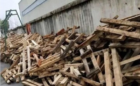 各種木材原料到處都是，顆粒機加工成生物質燃料，簡直不要太好了